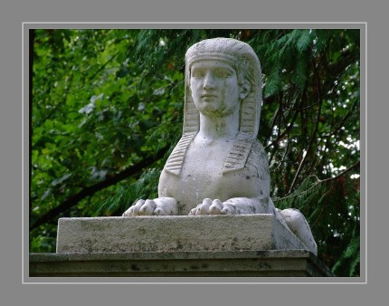 Die Sphinx die das Grabmal der Eheleute Görrissen auf dem Alten Friehof in Flensburg bewacht
