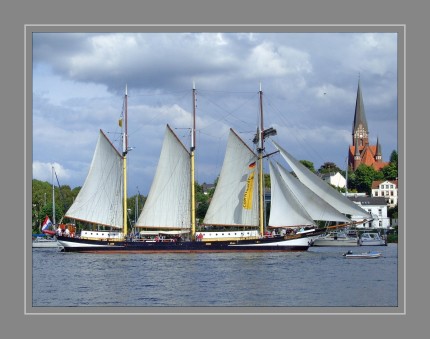 Topsegelschoner Swaensborgh - Traditionssegler Charterpreise Traditionssegler ab Kiel  Die Swaensborgh, ex. Anna lief bei Hannus Jacobs in dem deutschen Hafenstädtchen Moorege als 2-Mast-Schoner vom Stapel. In den 50iger Jahren wurden Segel und Takelage entfernt und sie fuhr nun als Küstenmotorschiff weiter. Zwei Jahre waren nötig, um ihr ihre frühere Schönheit zurück zu geben und sie als Drei-Mast-Topsegelschoner wieder aufzuriggen. 