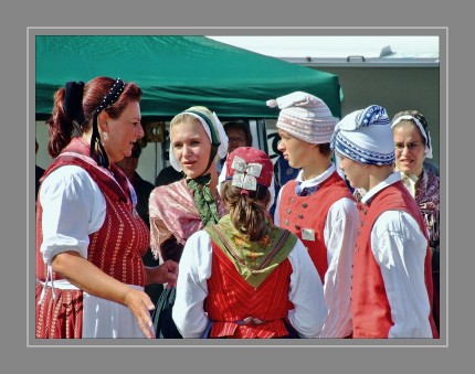 Volkstänze oder Folkloretänze sind Tänze, die zu traditionellen Volksfesten oder in traditionellen Gesellschaften getanzt wurden und werden. Sie kommen praktisch in allen Kulturen vor und bilden zusammen mit der Volksmusik (nicht der volkstümlichen Musik) eine untrennbare Einheit. Im Gegensatz zu Standardtänzen sind die Bewegungsabläufe nicht so strikt festgelegt, was nicht heißt, dass sie völlig formlos getanzt werden. Auch die zum Tanz getragene Tracht unterschied sich durch Schmuck, verwendete Stoffe, Kopfbedeckungen und Zierrat oft deutlich von der Alltagskleidung.