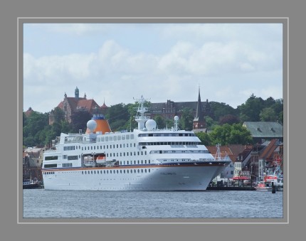 Fans der Columbus 2 suchen in letzter Zeit vergeblich nach diesem Schiff. Die Erklärung: Das Schiff fährt inzwischen wieder unter seinem alten Namen Insignia. Hapag Lloyd Kreuzfahrten hatte das Schiff für zwei Jahre von der Reederei Oceania Cruises gechartert und den Vertrag nicht verlängert, um sich auf die eigenen Schiffe (wie die Hanseatic oder die Europa) zu konzentrieren, die einen etwas eigenen Charakter haben wie z.B. das Expeditionsschiff Hanseatic oder die 5*Schiffe Europa und Europa 2.