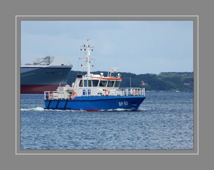  Kontroll- und Streifenboot der Bundespolizei. Dieses Boot wurde 2008 von der Schiffs- und Entwicklungsgesellschaft Tangermünde mbH gebaut. Technische Daten: Länge: 22,90m Breite: 5,20m Höhe: 3,20 m / 2,60 m Tiefgang: 1,20m Antriebsleistung: 2 x 588 kw Geschwindigkeit: max. 23 Knoten