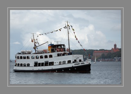 MS “STADT KIEL” – BAUJAHR 1934. MIT ÜBER 75 JAHREN GESCHICHTE STEHT DIE MS “STADT KIEL” FÜR MARITIME NOSTALGIE – EIN WAHRZEICHEN KIELS. Am 26.05.1934 erfolgte der Stapellauf des Motorschiffes “Stadt Kiel” in der Friedrich Krupp Germaniawerft Kiel. Nach bewegenden Jahren und einer Grundüberholung bzw. einem Wiederaufbau hat die MS “Stadt Kiel” wahrlich Geschichte geschrieben. Seit 1994 gilt das Schiff als technisches Kulturdenkmal und wurde in die Denkmalsrolle des Landes Schleswig-Holstein aufgenommen. Dieser Erfolg ist der Gründung des Fördervereines im Jahr 1983 und der vielen ehrenamtlich tätigen Mitglieder zu verdanken. Heute bietet die MS “Stadt Kiel” als Traditions- & Museumsschiff Gästefahrten auf der Kieler Förde und der Ostsee an.