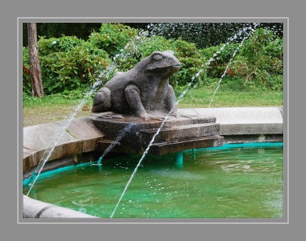 Im südlichen Bereich der Parkanlage zum Bahnhof wurde der Froschbrunnen[9][5] errichtet, bei dem die Brunneneinfassung des Bismarckbrunnen verwendet wurde. Der Bildhauer der den Frosch geschaffen hat ist nicht bekannt.