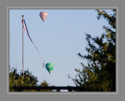 Ein Heißluftballon ist ein Luftfahrzeug, das den statischen Auftrieb heißer Luft in seinem Inneren nutzt. In der Ballonhülle wird eine große Luftmenge erwärmt. Dadurch dehnt sich die Luft aus, was ihr spezifisches Gewicht reduziert. Der Ballon hebt ab, wenn der Auftrieb der erwärmten Luftmenge der Gewichtskraft von Hülle, Korb und Nutzlast entspricht.