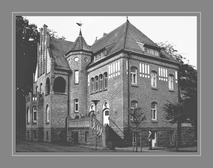 Die Kommandeursvilla  in Flensburg-Mürwik wurde, als Teil des Ensembles der Marineschule Mürwik, in der Zeit zwischen 1907 und 1910 errichtet.[1] Sie beherbergt heute das Wehrgeschichtliche Ausbildungszentrum (WGAZ). Die Villa ist eines der Kulturdenkmale des Stadtteils. Analogfoto Nikon F90X Rollei Superpan 200