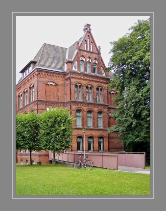 Das Hans-Christiansen-Haus ist eine ehemalige Schule die 1894–1896 im neugotischen Stil errichtet wurde. Im Gebäude befindet sich seit Mai 1997 eine umfangreiche von Heinrich Sauermann begründete Möbelsammlung. Weiter bietet das Haus eine große Gemäldesammlung mit Werken überwiegend schleswig-holsteinischer Künstler aus der Zeit des Klassizismus bis in die Moderne