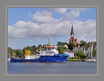 Die „Haithabu“ ist ein modernes Gewässerüber- wachungsschiff des Landes Schleswig-Holstein und  ersetzt seit 2014 in der Ostsee die vorherige 1982 in  Dienst gestellte „Haithabu“. Dank ihrer speziellen Ausstattung kann die „Haithabu“ in der  Gefahrenabwehr als Ölfangschiff eingesetzt werden. Am Heck wurden  eine ausfahrbare Plattform für Taucharbeiten und ein  Anker montiert. Das Arbeitsdeck hat eine klappbare Reling  und bietet Platz für Ausrüstungscontainer, eine Ablage  für geborgene Munitionskörper sowie das Beiboot mit  Spezialausrüstung. 