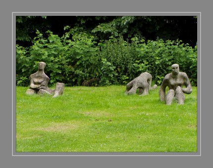 Eine Skulpturen-Gruppe bringt eine lockere Picknick-Atmosphäre auf den Rasen hinter dem Christiansen-Haus: die Danziger Künstlerin Lilly Kröhnert, Zeichenlehrerin von Günter Grass und nach 1945 in Flensburg heimisch geworden, hinterließ der Stadt ihr umfangreiches Lebenswerk im Stil des nicht gegenständlichen »Informel«: der Museumsberg-Direktor selbst konnte die drei angedeuteten Figuren gerade noch vor einem vernichtenden Baggerschlag retten und ihnen einen Ehrenplatz auf dem Gelände zuweisen.