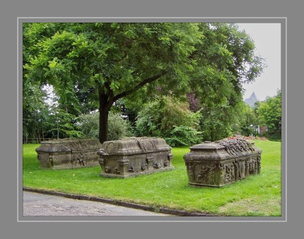 Sarkophage im Barock-Stil an der Süd-Ost-Seite des Sauermann-Hauses, die alle um 1725 entstanden und aus der inzwischen aufgelösten Familiengruft der Freiherren von Ahlefeldt in Sieseby