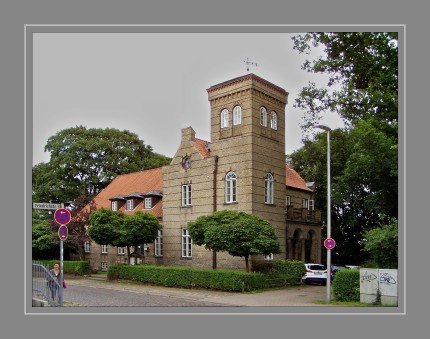 Das sogenannte "Lutherhaus" (Südergraben 59) wurde in den Jahren 1852/53 vom dänischen Architekten Winstrup für den Stadtsekretär ("Stadtsyndikus") Hargens errichtet. Den Namen "Lutherhaus" erhielt das Gebäude im Jahre 1917, nachdem die Kirchengemeinde St. Nikolai das Anwesen übernahm. Heute stehen "Lutherhaus" und der angrenzende "Lutherpark" unter Denkmalschutz.