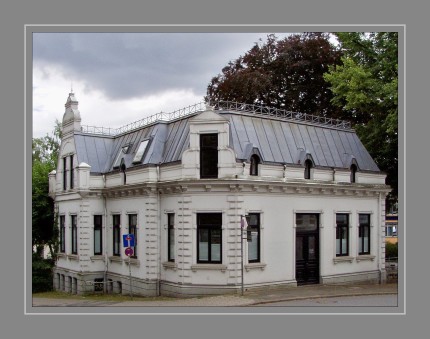 Das Standesamt befindet sich in der  zuvor leerstehenden und abrissgefährdeten Villa Besenbruch an der Friesische Straße und erhielt dort repräsentativere Räume als zuvor.