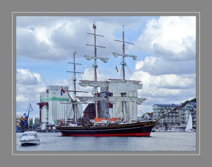 Die Stad Amsterdam ist ein Dreimast-Klipper mit stählernem Rumpf und Vollschiff-Takelung. Sie wurde im Jahre 2000 fertiggestellt und fährt unter niederländischer Flagge. Gebaut wurde das Schiff hauptsächlich von Arbeitssuchenden und Schulabgängern, denen damit eine Ausbildung und eine neue Perspektive gegeben wurde. Die Kosten belaufen sich auf ca. 20. Mio. Mark.