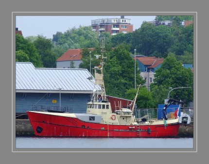 Der aus Eiche 1962 gebaute Kutter wurde um Grönland bis Ende 1995 als Polizei- und Rettungsschiffeingesetzt. Danach fuhr er bis 1998 als Tauchschiff und bis 2007 als Privatschiff unter dem NamenBjalfem. Seit 2008 wird das im Originalzustand befindliche Schiff restauriert. Unter dem ursprünglichen Namen „KIMIK“ (= grönlandisch: Stärke, Kraft) mit Heimathafen Store Oxeoe (DK) steht es nun für Exkursionen aller Art