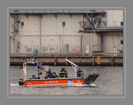 Dem THW Flensburg sind von Havariekommando und LKN und  folgende Einheiten/Komponenten zur Verfügung gestellt worden:  2 x 200 m hochseetaugliche Ölsperren HT 900 in zwei 20 Fuß Containern (HK) 200 m Ölsperren Itecran auf Containeranhänger (LKN) 1 x Mopmatricwringer auf Anhänger (LKN) 1 x Arbeitsboot (LKN) 1 x Ölwehrboot - Ölwehr 4 (HK) mehrere faltbare Auffangbehälter und Zubehör
