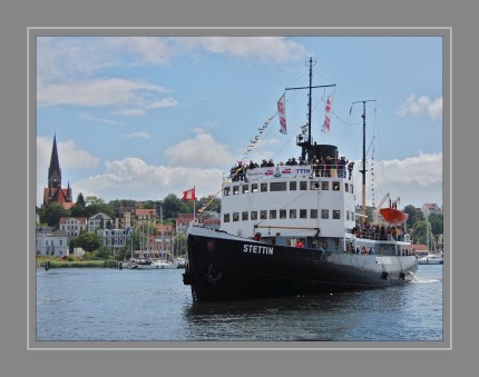 Die Stettin ist ein kohlebefeuerter Dampf-Eisbrecher. Sie hat heute den Status eines technischen Kulturdenkmals und liegt in Hamburg im Museumshafen Oevelgönne. Sie ist nach der gleichnamigen Stadt benannt.