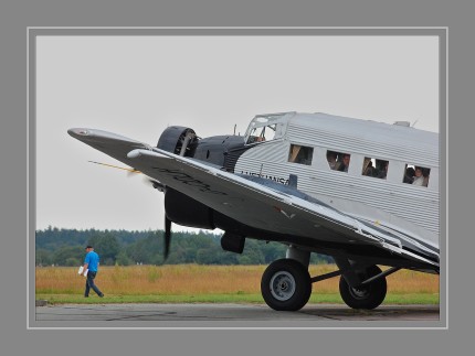 Mit der Ju 52 stieg Junkers über Jahre hinweg zum erfolgreichsten Verkehrsflugzeugproduzenten der Welt auf. Seit 1932 bauten die Junkers- Werke und diverse Lizenznehmer fast 5000 Maschinen, die für 30 Fluggesellschaften in 25 Ländern weltweit zum Einsatz kamen.