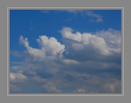 Wolken sind lebensnotwendig für alle Lebewesen, denn sie regeln unseren weltweiten Wasserhaushalt. Sie speichern verdunstetes Wasser aus Flüssen, Seen und Weltmeeren, tragen es weiter und verteilen es als Regen schließlich wieder auf der ganzen Welt Mehr als 50 Prozent der Erdoberfläche sind ständig mit Wolken bedeckt.