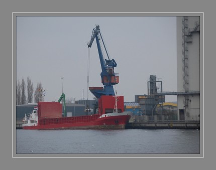 Der Stückgutfrachter ILKA wurde 1985 gebaut und ist in Husum beheimatet. Er ist etwas länger als 67 m