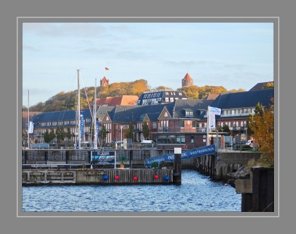 Sonwik ist als attraktiver Standort nicht mehr aus Flensburg wegzudenken. Mit seiner 4-Sterne-Marina ist Sonwik zum Zentrum für Segler und Wassersportler aus aller Welt geworden. Architektonisch eine harmonische Mischung aus den traditionell roten Backsteinhäusern des ehemaligen Marinestützpunktes und den modernen Wasserhäusern mit eigenem Bootsanleger, sowie dem Gebäudeensemble »Lee & Luv«, liegt Sonwik am östlichen Ufer der 35 km langen Flensburger Förde.