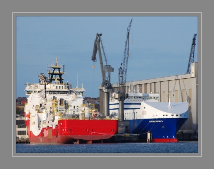 SIEM  HELIX   2  und  SEAROAD  MERSEY  2 bei der FSG, Flensburg