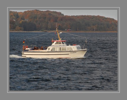 Die kleine Fähre MS Flora II legt täglich zu Rundfahrten auf der Förde von der Fördebrücke in Flensburg ab. Das Boot war ursprünglich ein Verkehrsboot der Bundesmarine, das jetzt zur Personenfähre umgebaut wurde. Kapitän Hansen erklärt versiert die Sehenswürdigkeiten entlang der schönen Schiffsroute. Die Hafen- und Förderundfahrt dauert etwa 45 Minuten, die Abendrundfahrt um die dänischen Ochseninseln herum rund zwei Stunden.