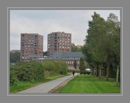 Zwei wie von Wind und Wellen geformte Wohntürme markieren die neue Wohnlandschaft im reaktivierten Flensburger Stadtviertel Sonwik. Mit seiner für die Region typischen Backsteinfassade fügt sich das von APB. Architekten realisierte Gebäudeensemble wie selbstverständlich in den historischen Bestand der Uferbebauung ein und überrascht gleichzeitig mit seiner eigenständigen Präsenz.