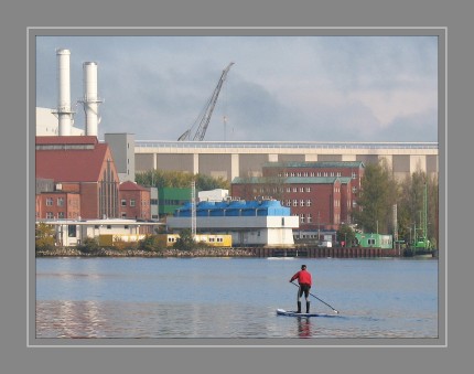 Das Stand Up Paddling (SUP), auch Stehpaddeln oder Stand Up Paddle Surfing genannt, ist eine Wassersportart, bei der ein Sportler aufrecht auf einer Art Surfbrett steht und mit einem Stechpaddel paddelt.