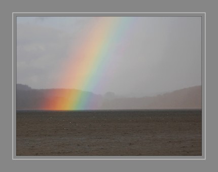 Der Regenbogen ist ein atmosphärisch-optisches Phänomen, das als kreisbogenförmiges farbiges Lichtband in einer von der Sonne beschienenen Regenwand oder -wolke wahrgenommen wird. Sein radialer Farbverlauf zeigt Ähnlichkeiten mit den Spektralfarben. Jeder der annähernd kugelförmigen Regentropfen bricht das Sonnenlicht beim Ein- und beim Austritt und reflektiert es innen an seiner Rückwand.