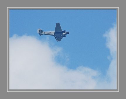 Die Junkers Ju 52 (Spitzname: „Tante Ju“) ist ein Flugzeugtyp der Junkers Flugzeugwerk AG, Dessau. Das heute als Ju 52 bekannte Flugzeug ist die dreimotorige Ausführung Junkers Ju 52/3m aus dem Jahr 1932, die aus dem einmotorigen Modell Ju 52/1m hervorging.